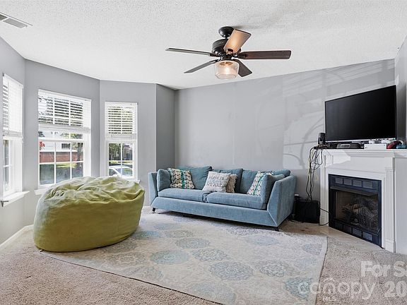2nd image of 104 Gelderland Dr