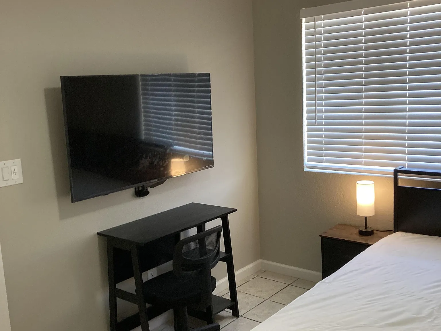 4 bed, 2.0 bath, 900 sqft, $888 — Photo 2