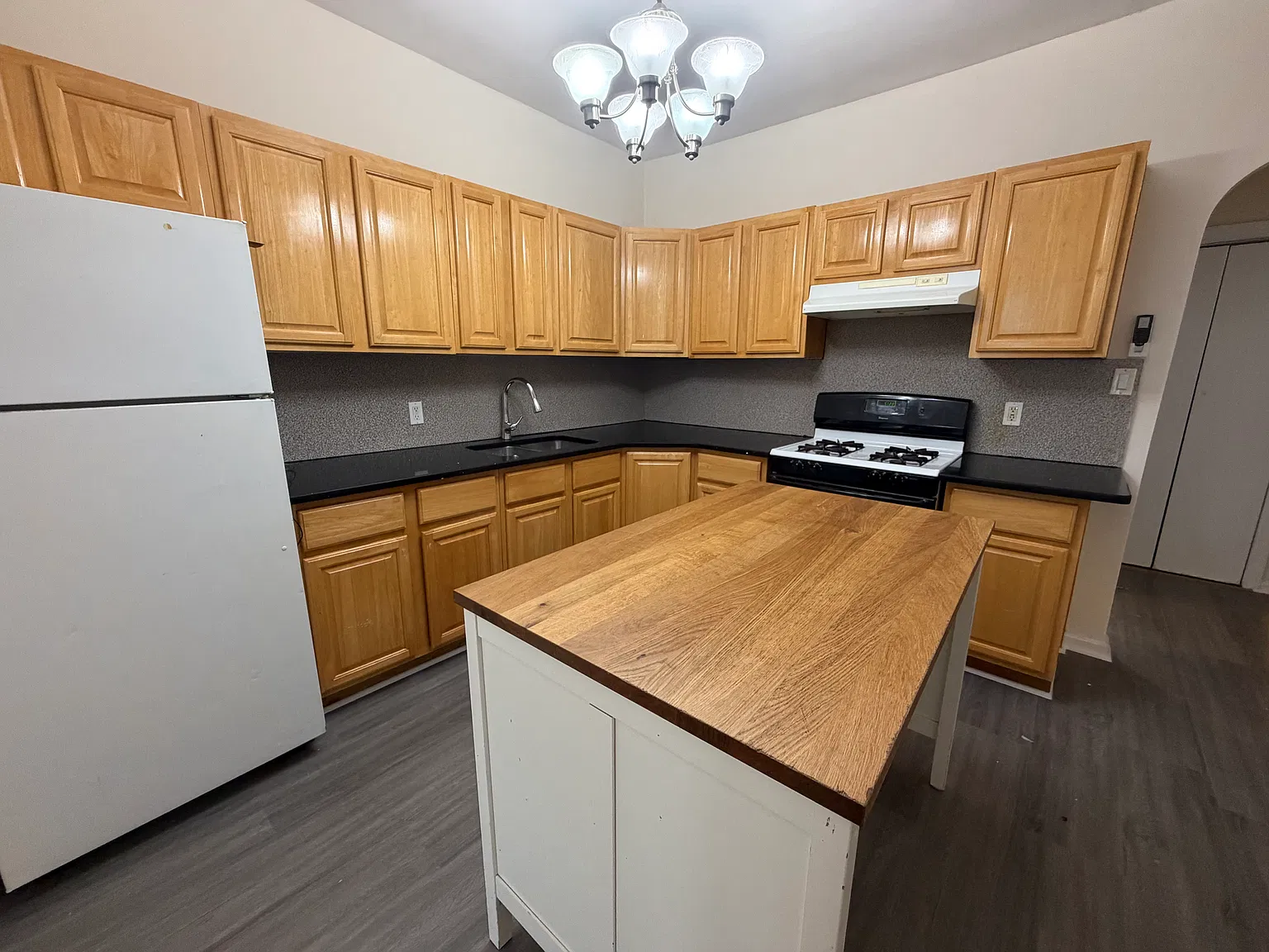 3 bed, 1050 sqft, $3,250 — Photo 2