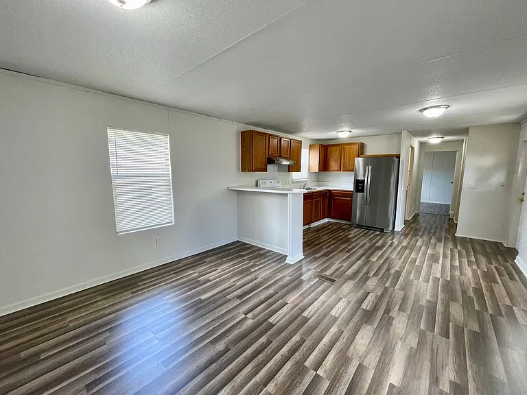12410 Phillips Ln — Photo 4