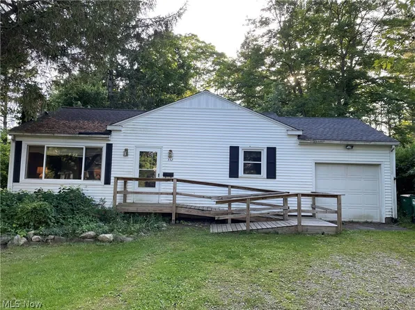 332 South St, Chardon, OH 44024