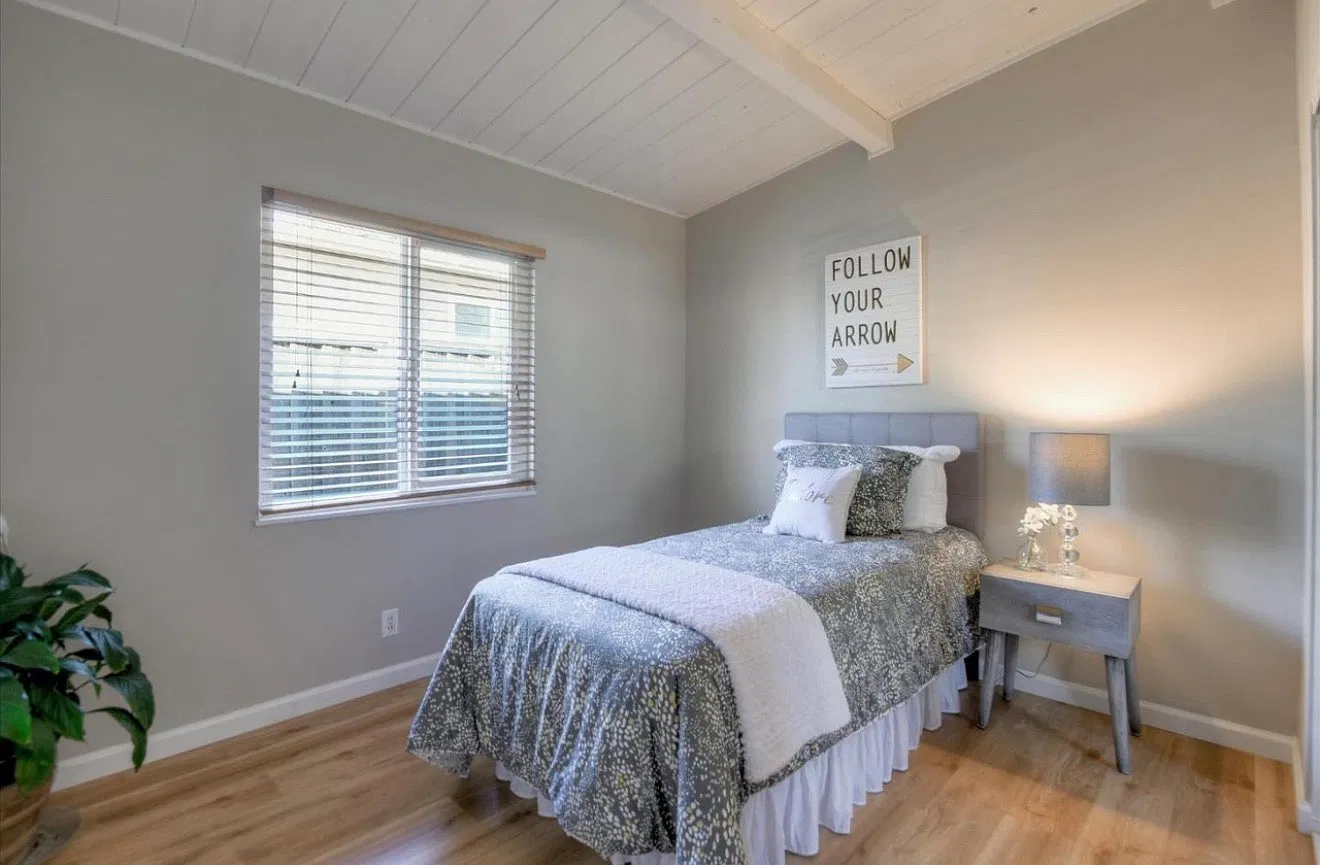 3 bed, 1250 sqft, $4,300 — Photo 2