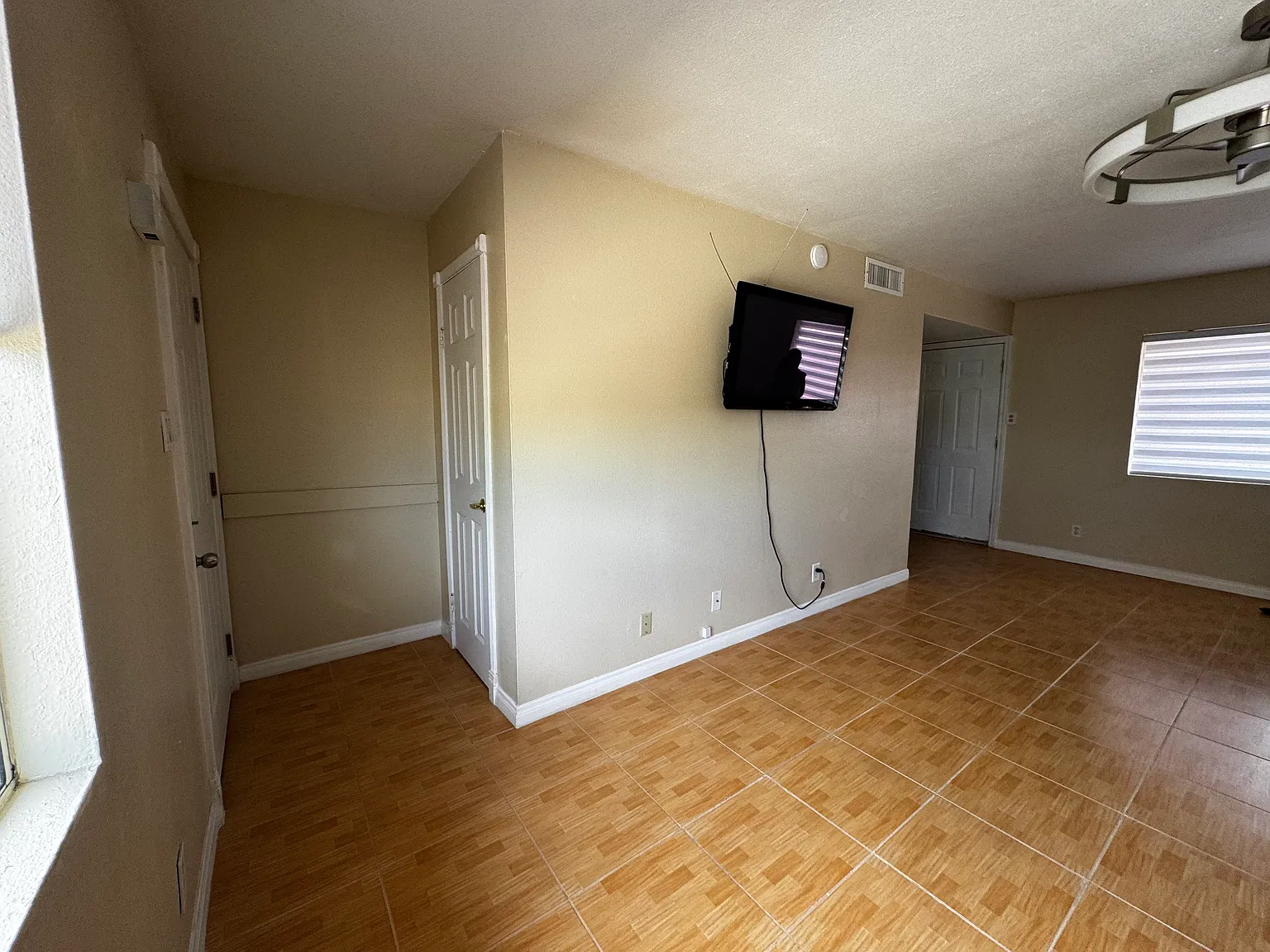 2 bed, 1.5 bath, 885 sqft, $1,600 — Photo 4
