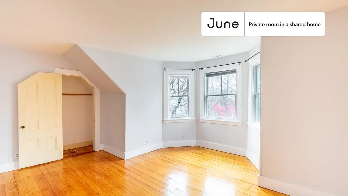 Queen bedroom in 5 bed/2.5 bath home in Newton Corner #1463 A — Photo 2