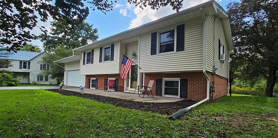 1st image of 8 Carriage Cir