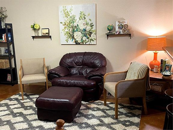 4th image of 3341 Lieutenant Ave