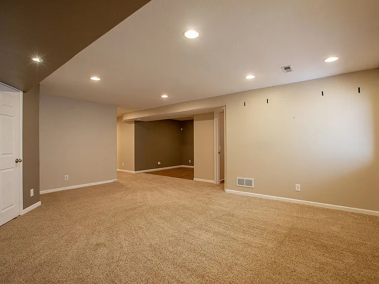 1076 Fairfield Ave — Photo 39
