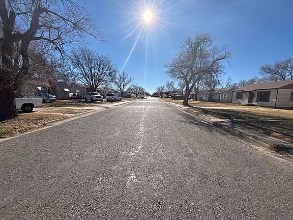 Exterior Neighborhood (street photo)