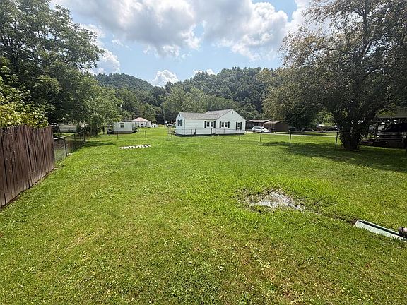 4th image of 886 Indian Creek Rd
