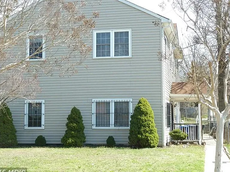 611 57th St NE — Photo 3
