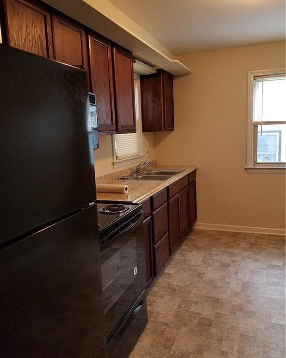1st image of 2435 Oakwood Dr