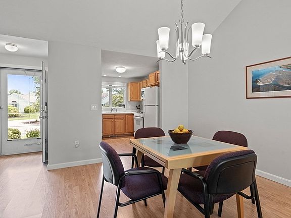 4th image of 5 Woods Edge Ln