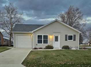 902 Daisy Dr, Wapakoneta, OH 45895