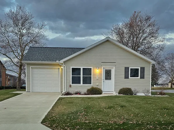 902 Daisy Dr, Wapakoneta, OH 45895