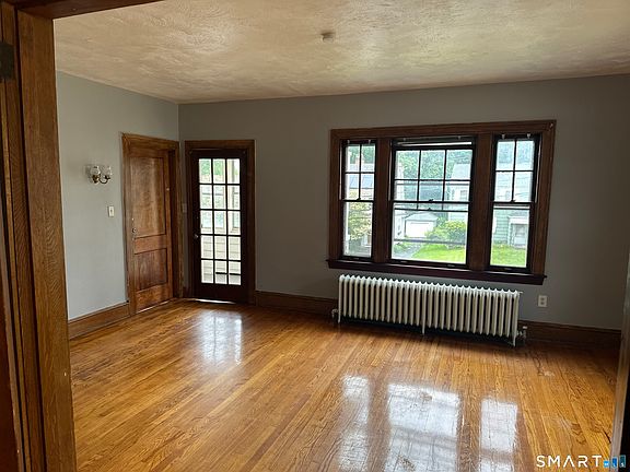 4th image of 35 Woodmere Rd