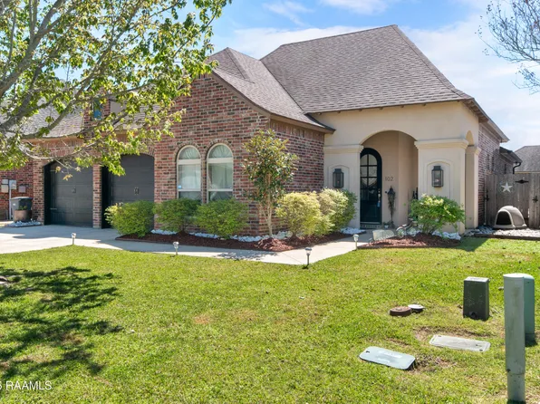 102 Hemlock Dr, Youngsville, LA 70592