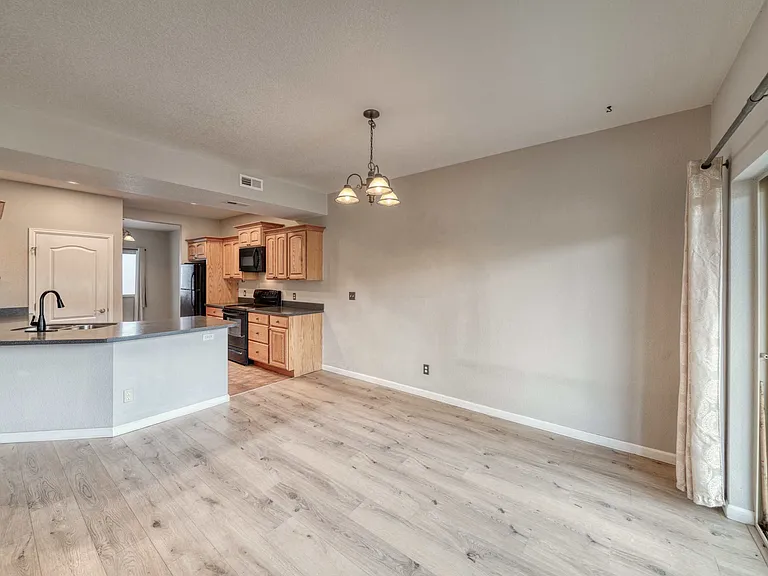 105 M And M Ln #2B — Photo 20