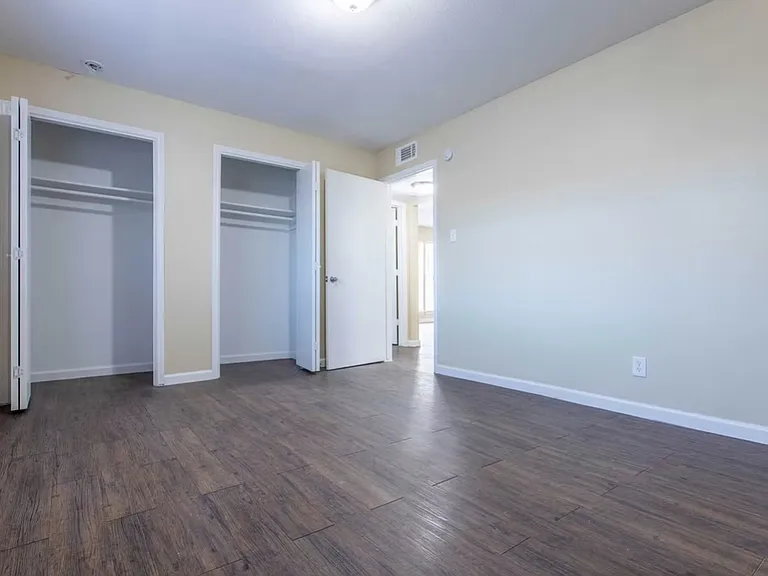 The Pointe Apartments — Photo 24