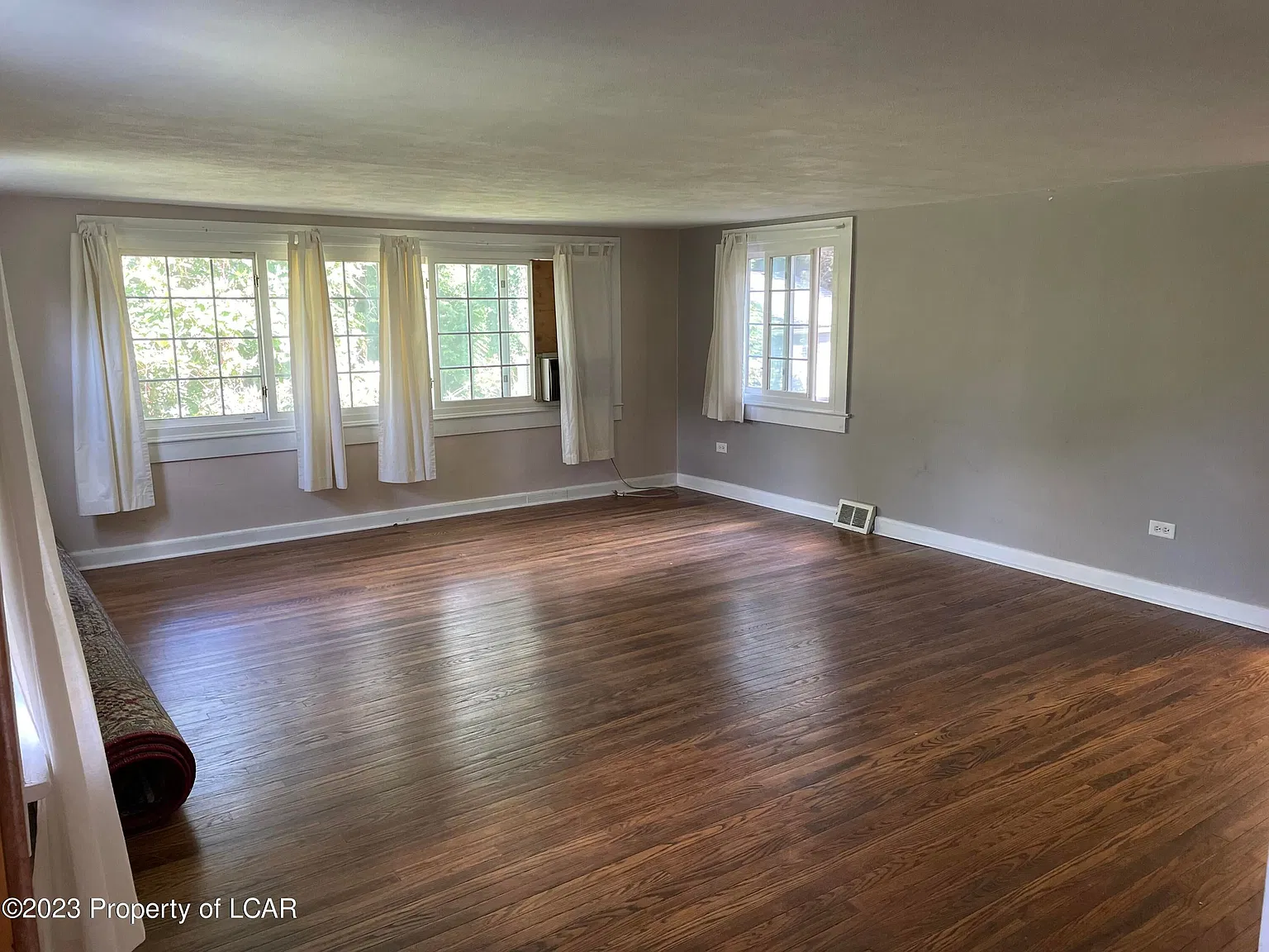 3 bed, 1.5 bath, 1400 sqft, $1,700 — Photo 2