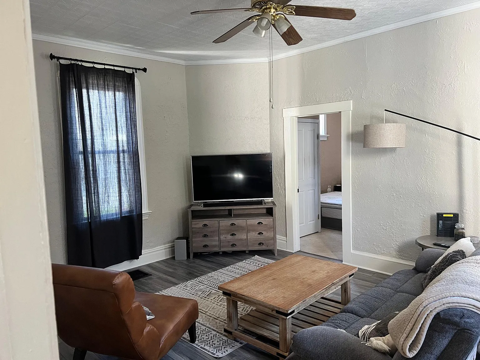 2817 Oakland Ave — Photo 2