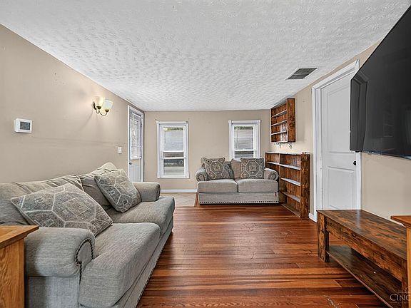 5th image of 307 Catherine St