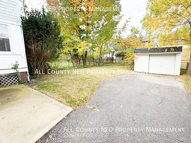 Welcome to this charming 3-bedroom, 1-bath single-family home in Cleveland Heights! — Photo 3