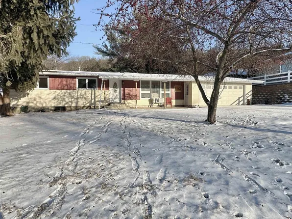 1112 S Mill St, Decorah, IA 52101