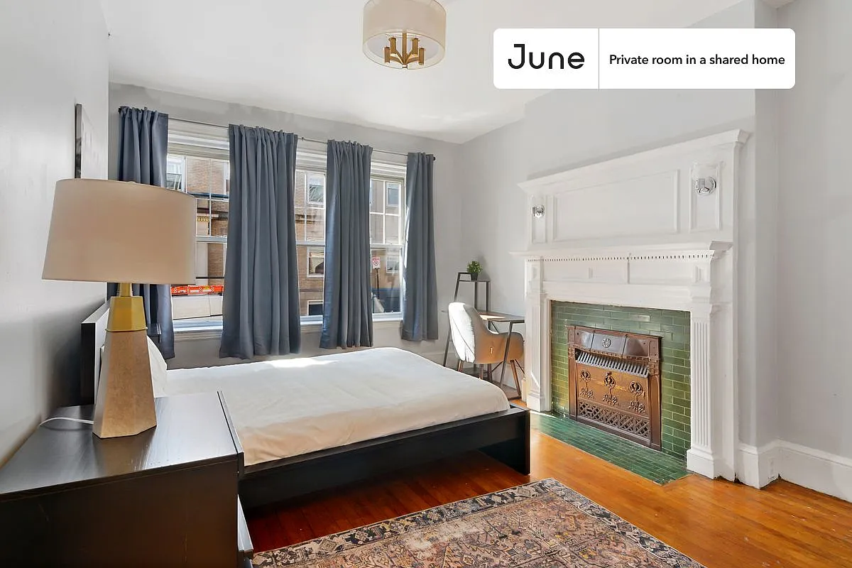 Queen bedroom in 6 bed/2 bath home in Allston #537 E — Photo 2