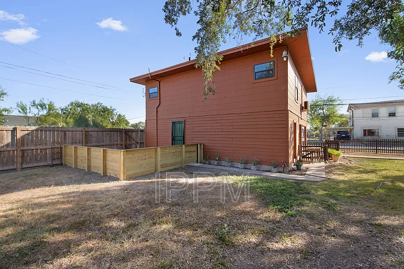 1 bed, 1.0 bath, 900 sqft, $900 — Photo 2