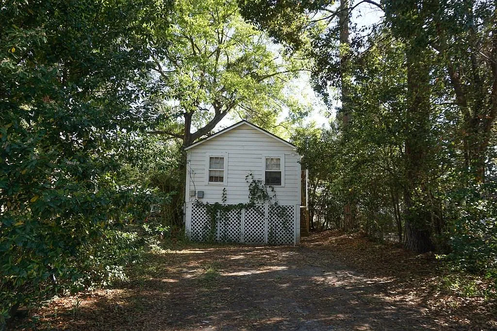 Studio, 400 sqft, $650 — Photo 1