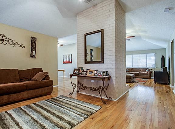 5th image of 2925 Branch Hollow Cir