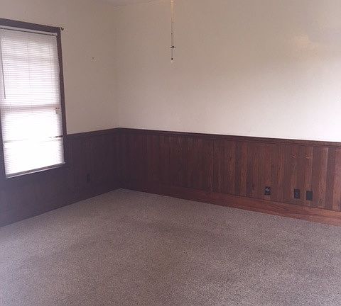 Large living room with celing fan and carpet in good conditi
