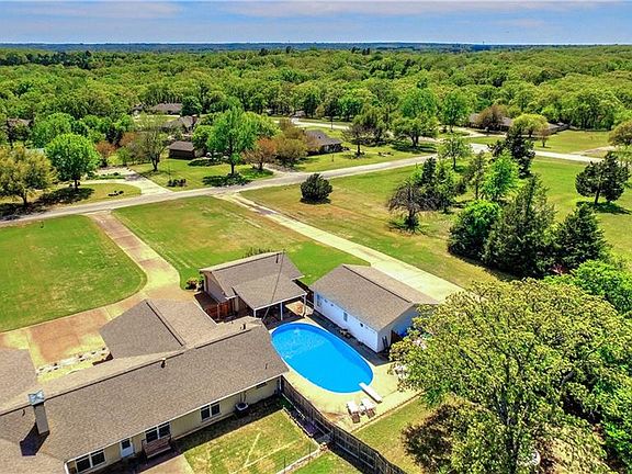 4th image of 3601 Holly Dr