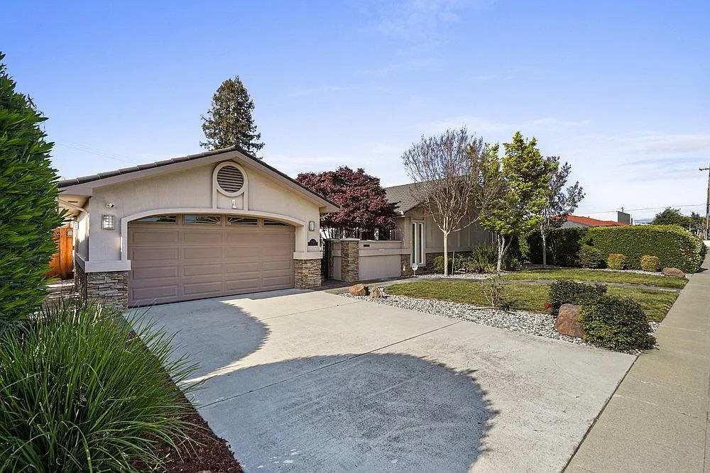 1143 Koch Ln photo 1