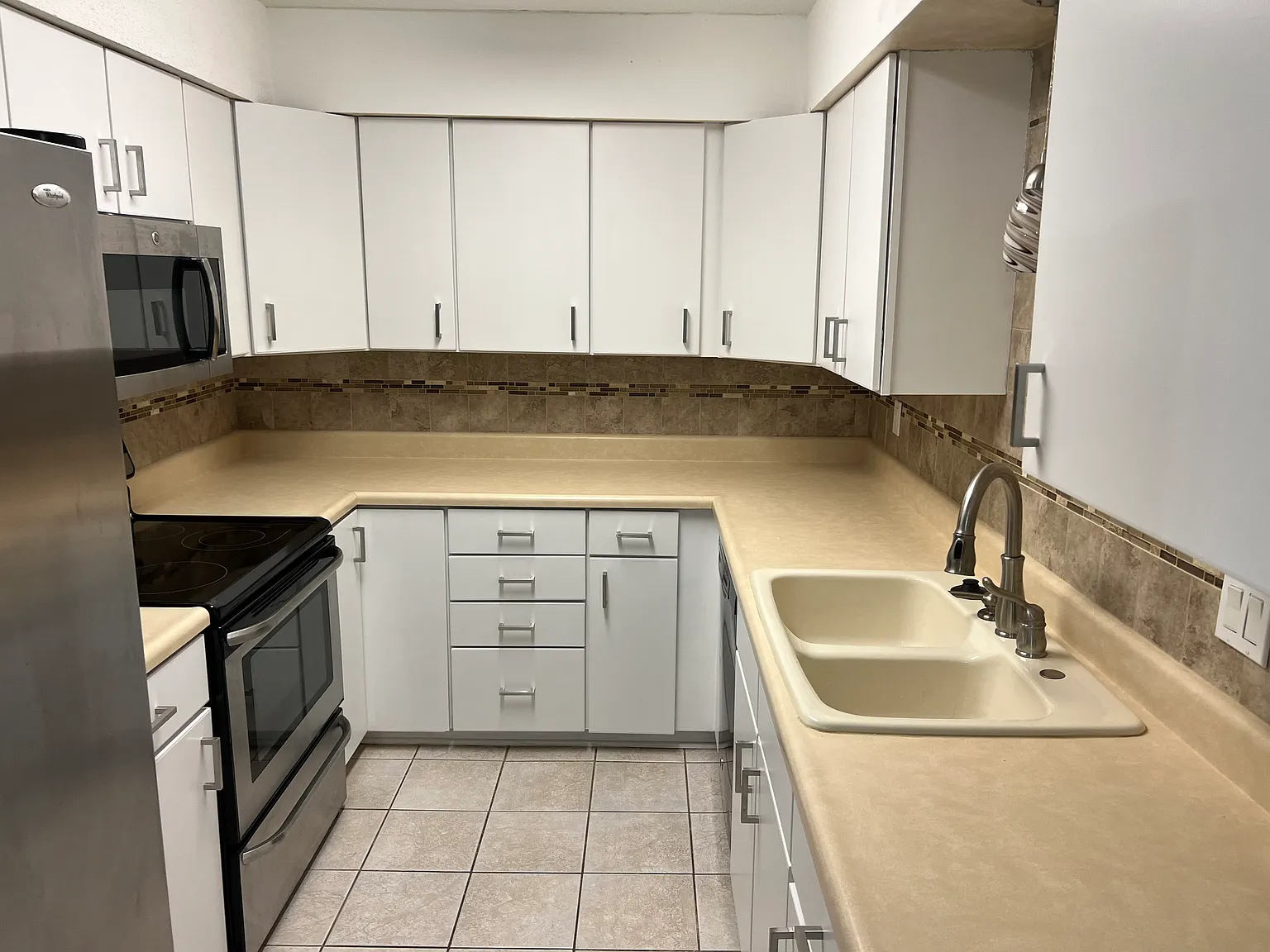 9557 University Ave — Photo 3