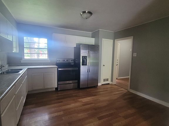 5th image of 2917 W Collin St