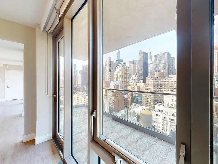 237 E 34th St #1904 — Photo 11
