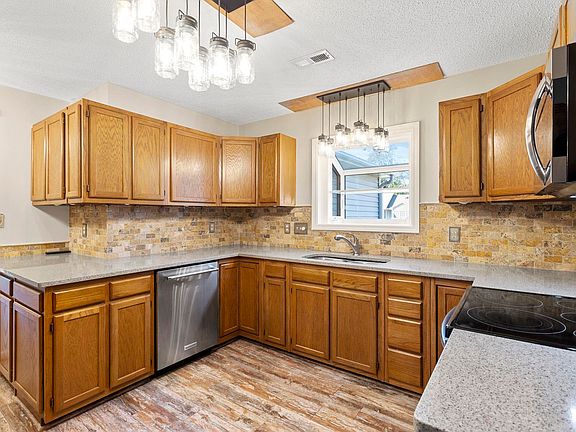 4th image of 101 Woodtrace Cir