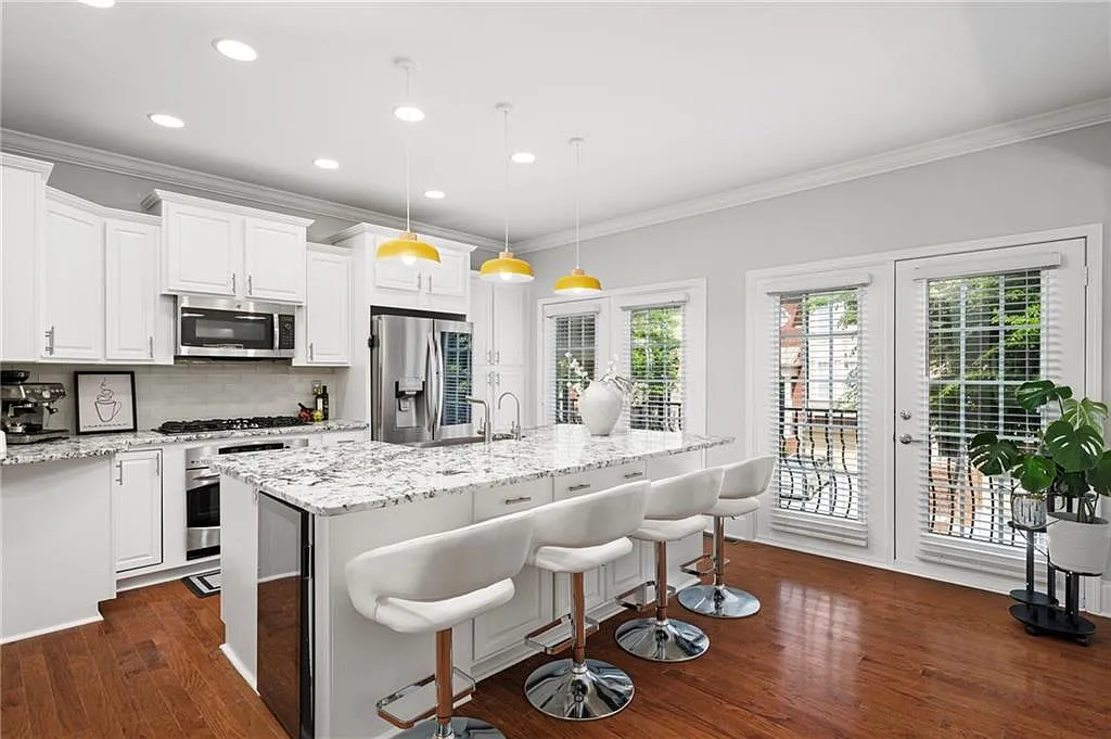 3 bed, 3.5 bath, 2220 sqft, $4,000 — Photo 4