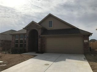 1810 Silver Oaks Dr, Gainesville, TX 76240