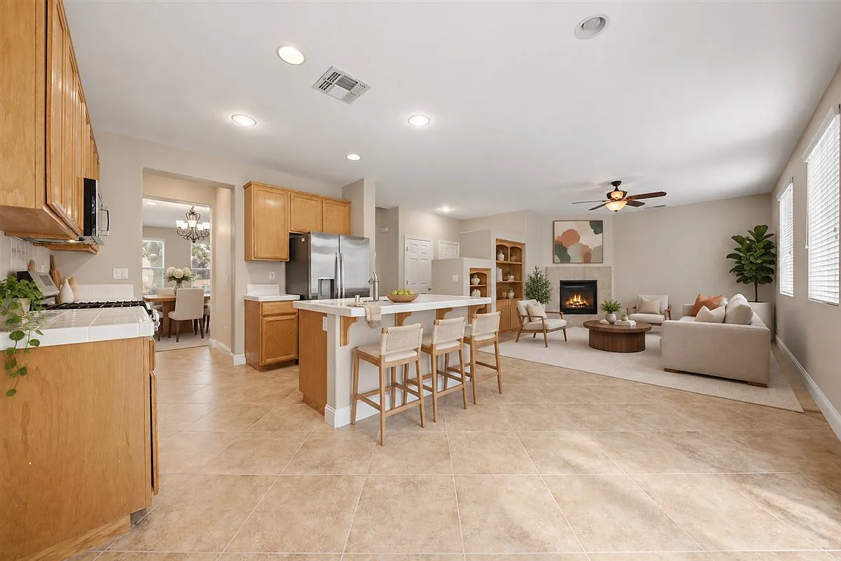 4 bed, 2.5 bath, 2021 sqft, $3,199 — Photo 4