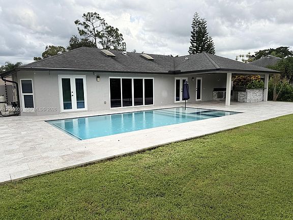 3rd image of 712 Juniper Pl