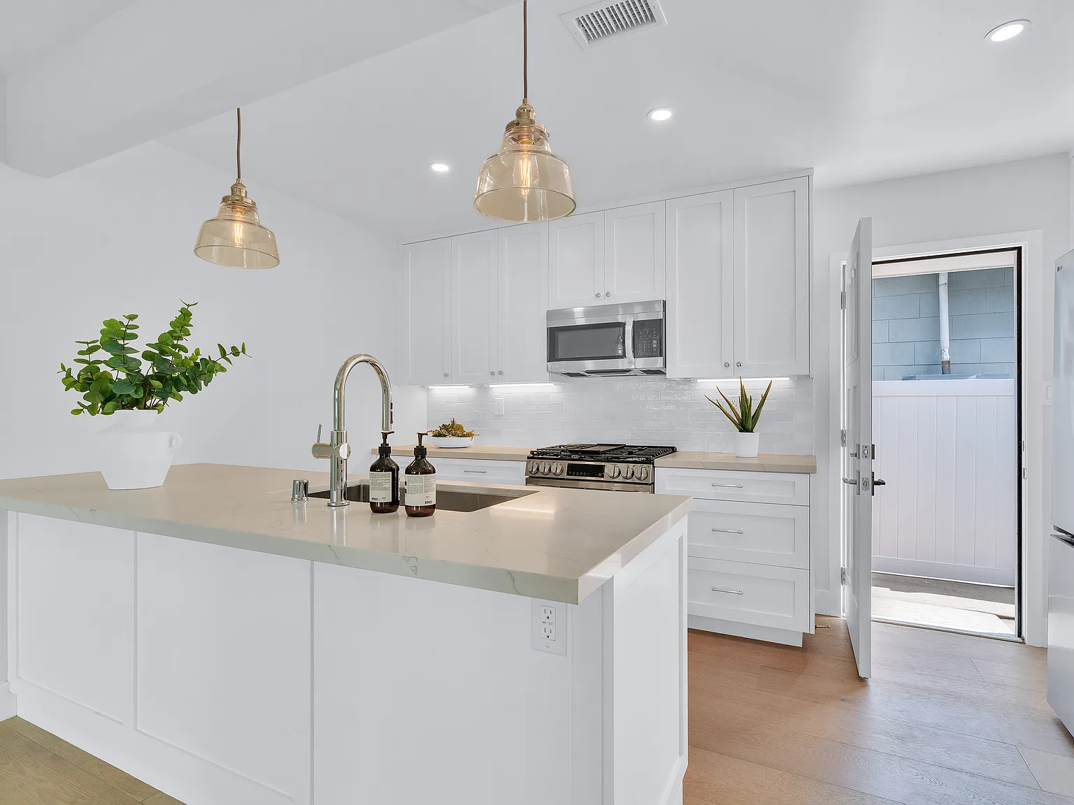 2 bed, 950 sqft, $5,250 — Photo 1