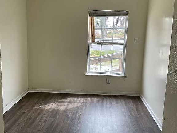 2nd image of 1118 Victory Blvd #D