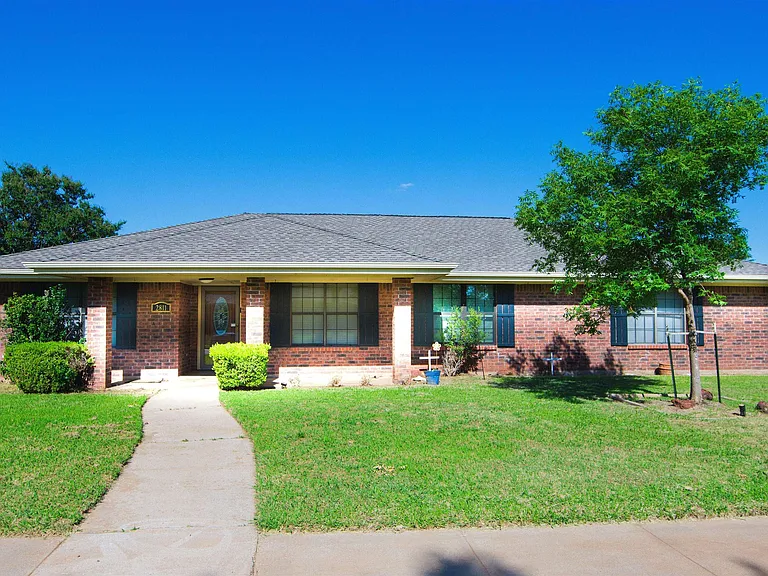 2811 Cromwell Ave — Photo 1