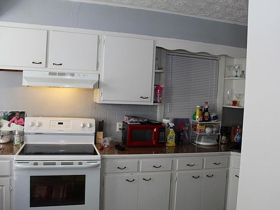 3rd image of 2359 Grasmere Ave