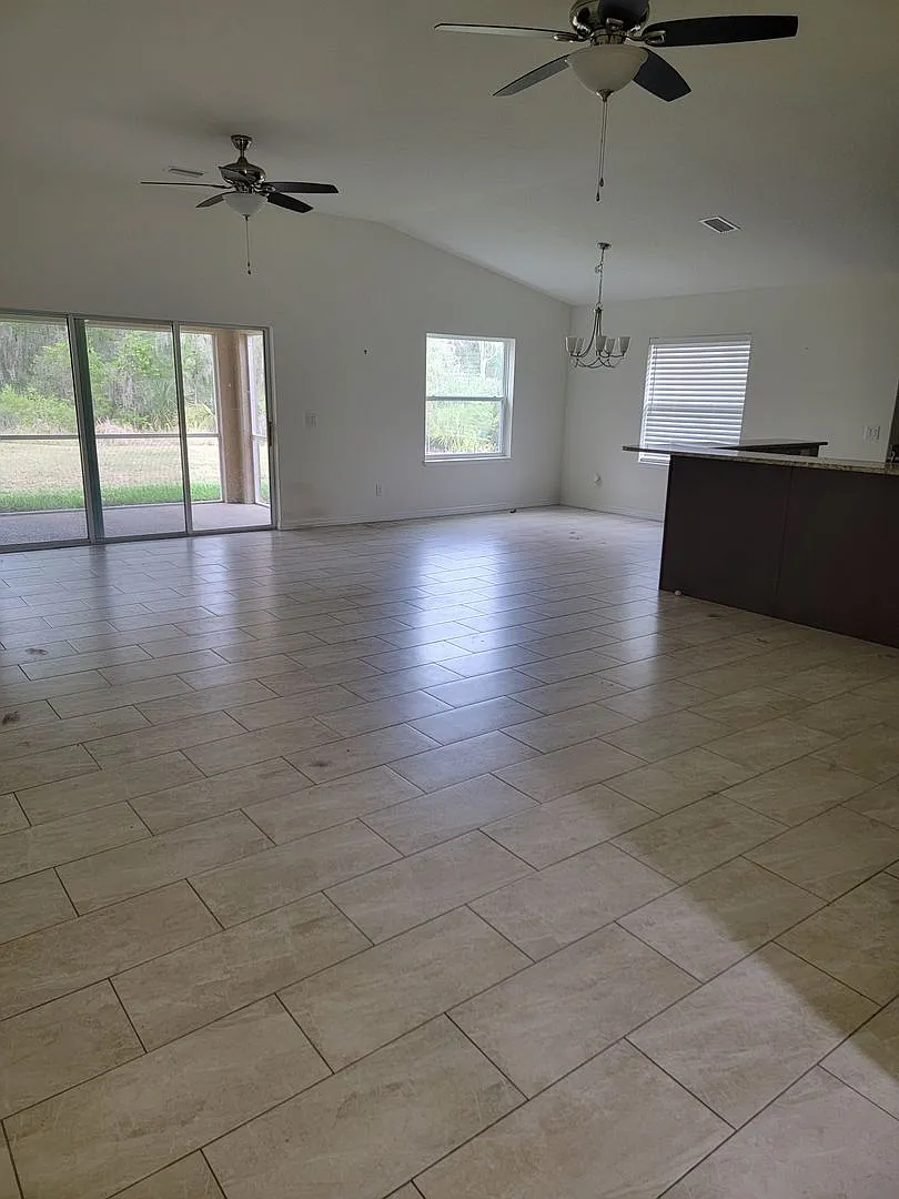 Gorgeous 2/2/2 + Den in Heritage Oaks — Photo 2