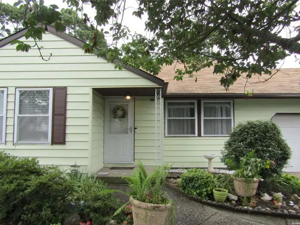 53 Newton Ave, Selden, NY 11784