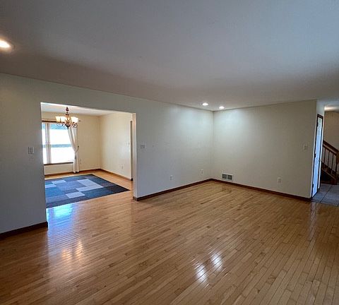 5th image of 380 Farmstead Ln