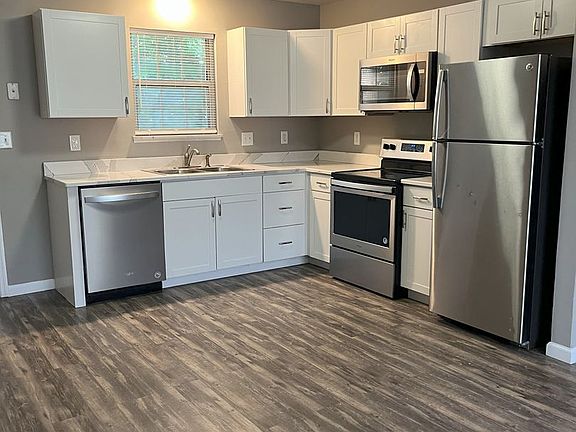 3rd image of 391-393 W Wood St #391